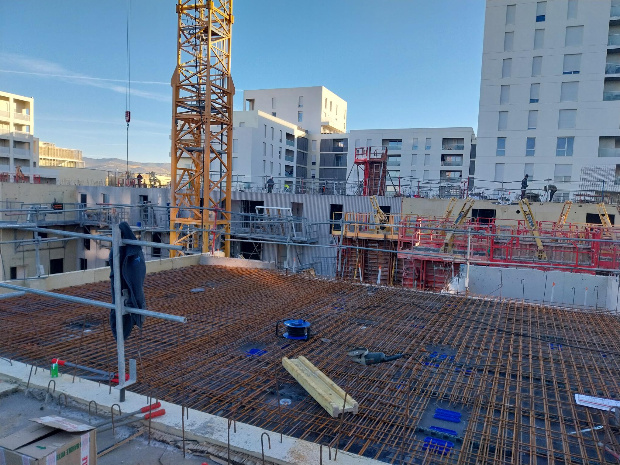 Travaux en cours sur le chantier Les Fabriques à Marseille, avec l’intervention des équipes d’Energie Côté Sud