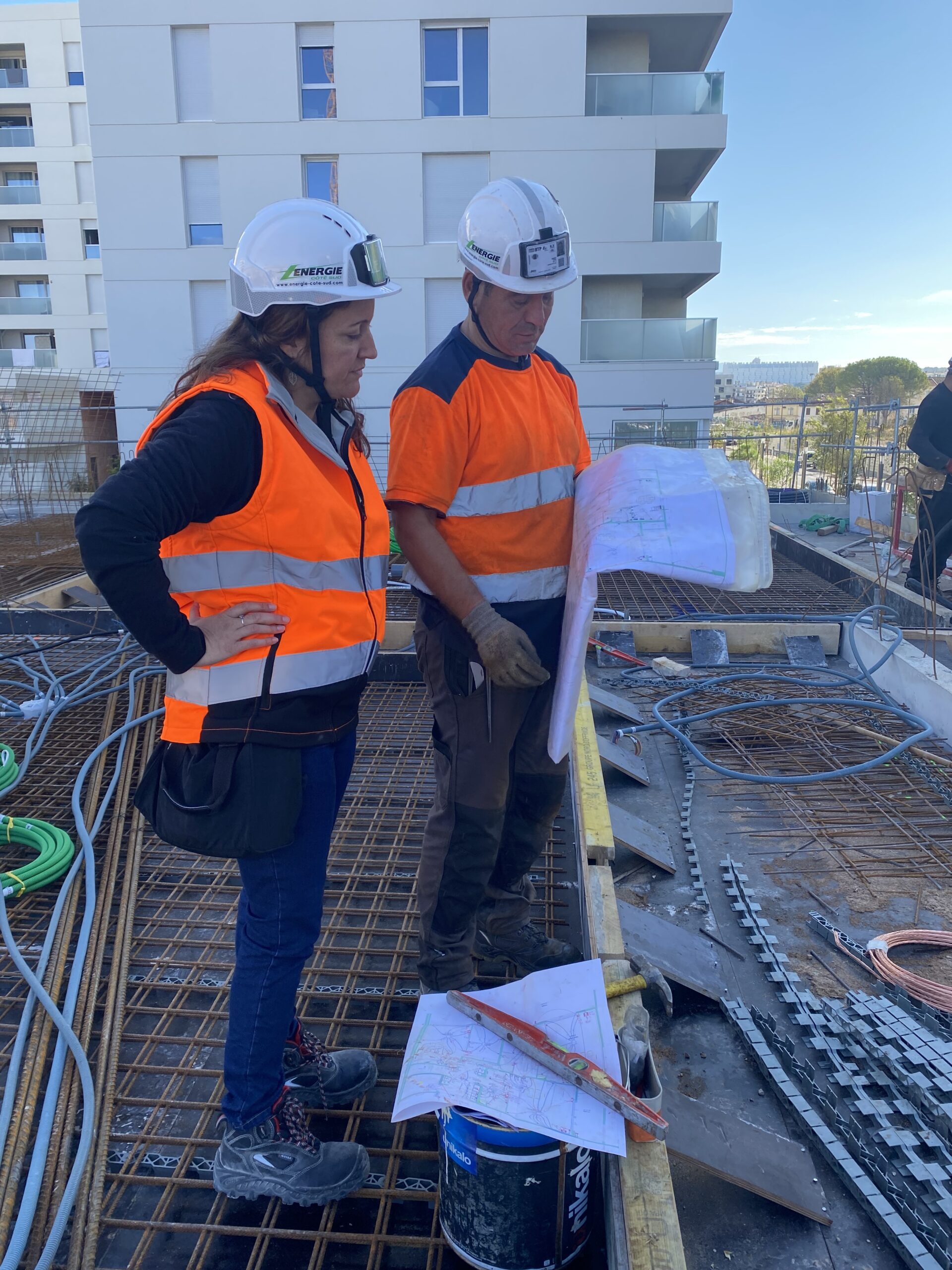 Travaux en cours sur le chantier Les Fabriques à Marseille, avec l’intervention des équipes d’Energie Côté Sud