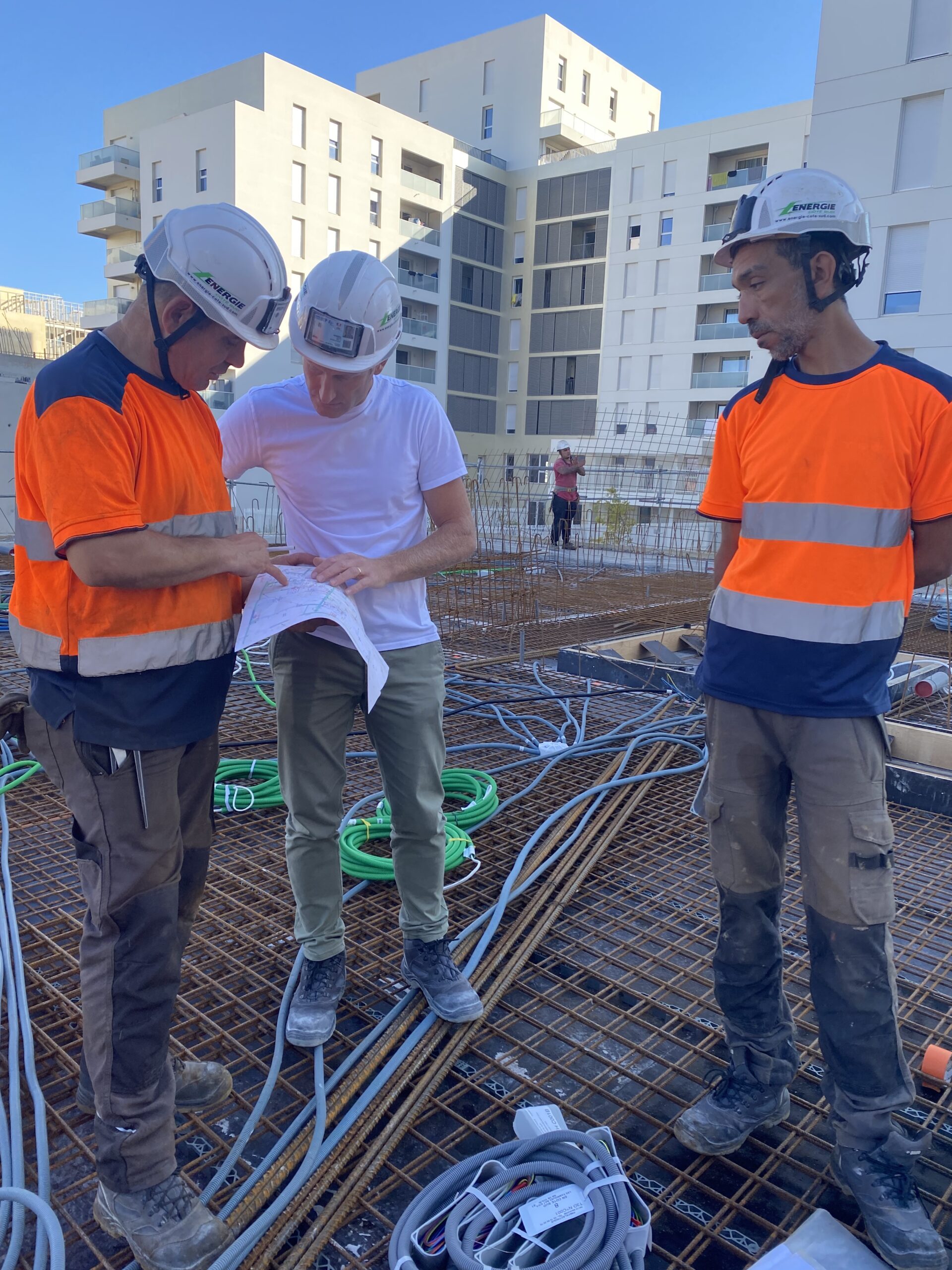 Travaux en cours sur le chantier Les Fabriques à Marseille, avec l’intervention des équipes d’Energie Côté Sud