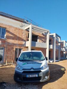 Photo du chantier La Réserve à Six Fours montrant l'avancement des travaux sur un projet immobilier de 35 appartements et 8 villas.
