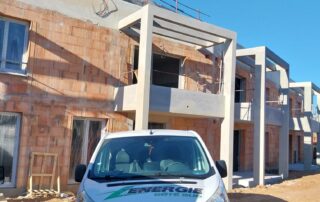 Photo du chantier La Réserve à Six Fours montrant l'avancement des travaux sur un projet immobilier de 35 appartements et 8 villas.