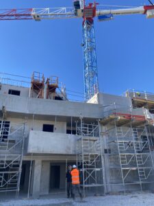 Vue d’ensemble du chantier Les Jardins du Rouquier à Istres, avec les bâtiments en cours de construction et les équipes à l’œuvre.