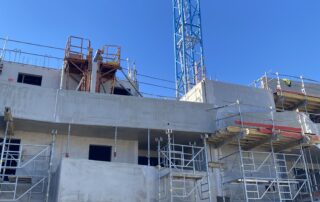 Vue d’ensemble du chantier Les Jardins du Rouquier à Istres, avec les bâtiments en cours de construction et les équipes à l’œuvre.