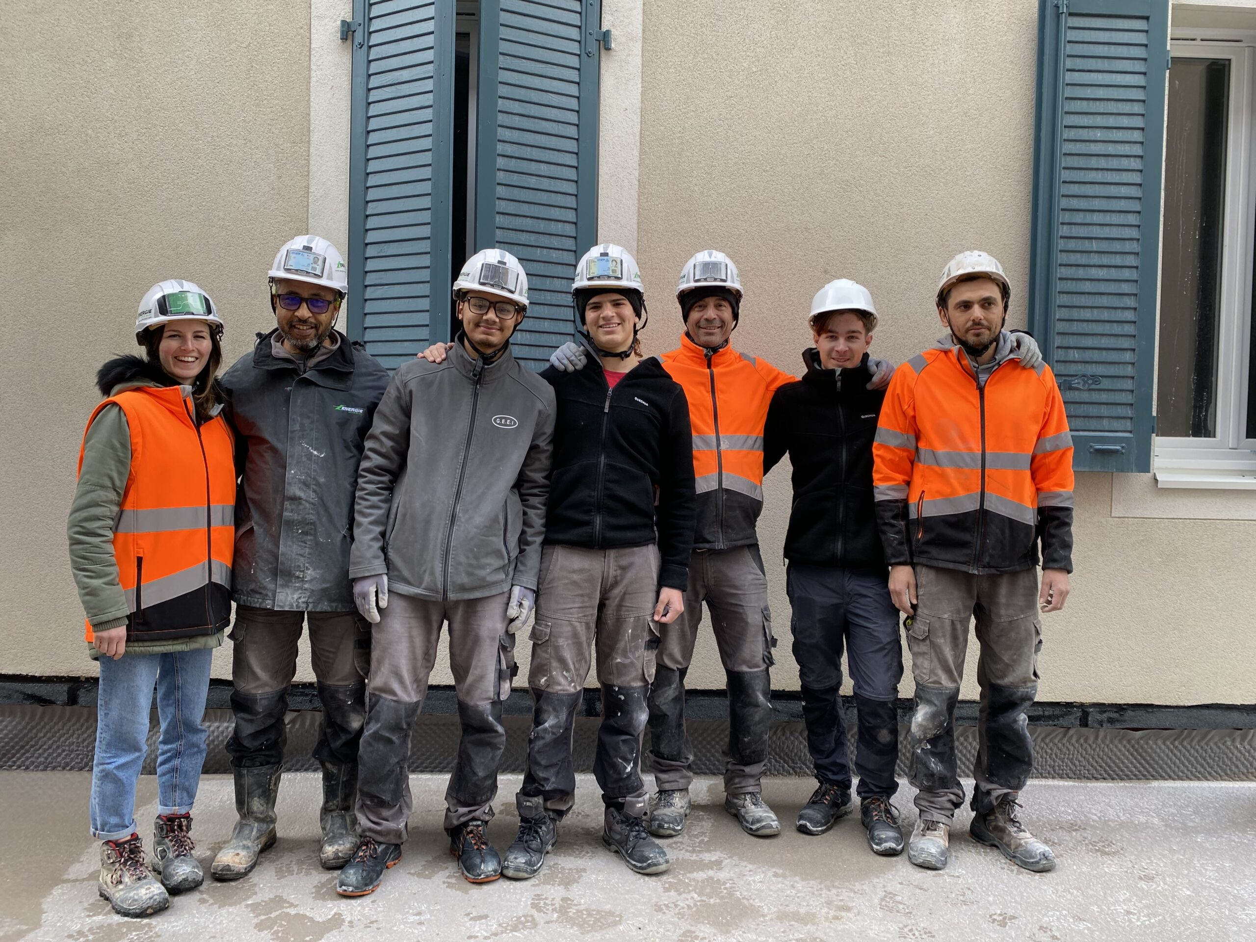 Apprenti électricien en formation sur un chantier ECS aux côtés de son tuteur